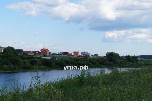 Дома в деревне Сени на Угре