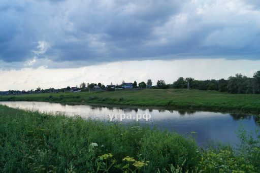 Дома в деревне Судаково на реке Угре