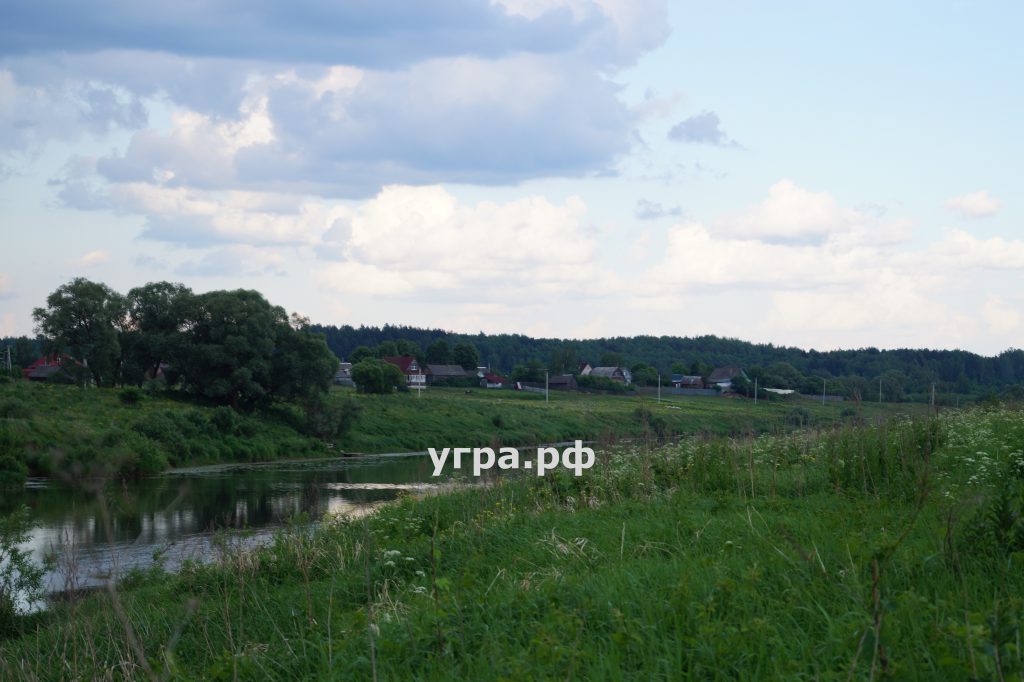 река Угра лето красивая деревня Болобоново