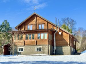 купить дом из бревна на первой линии реки Угра в окружение соснового леса